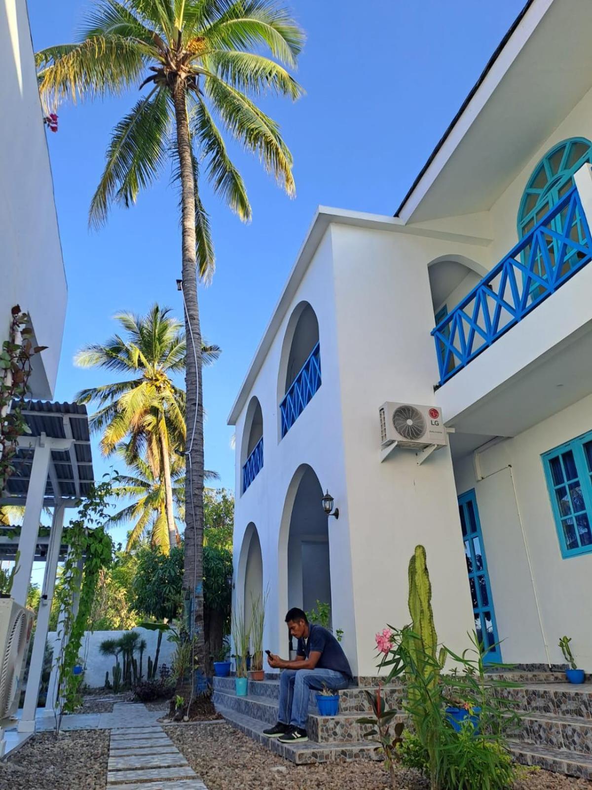 Anjo Maumere Hotel & Restaurant Extérieur photo